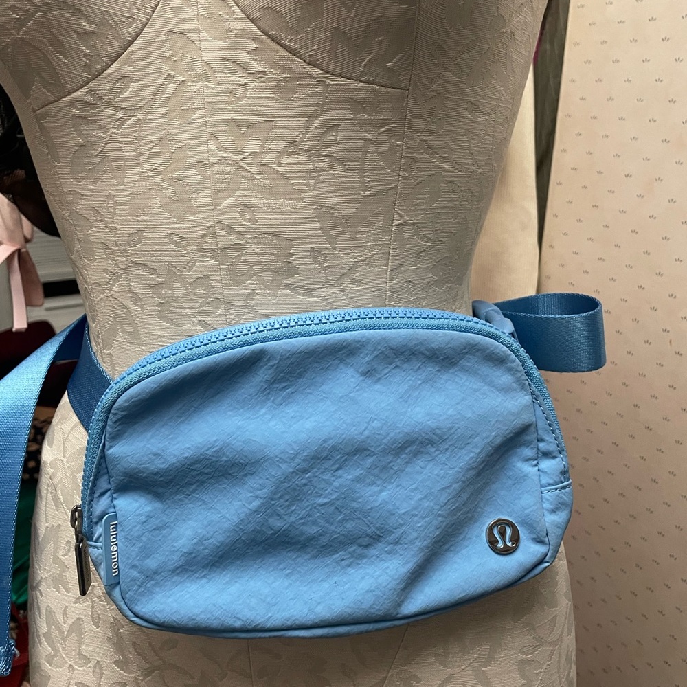 Lululemon aero blue belt bag 1L